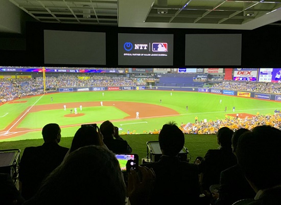 CROWD WATCHING A CONTEST