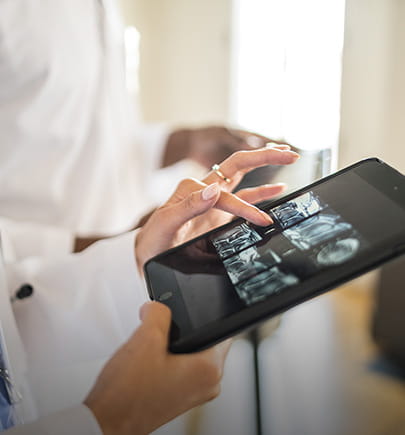 Un médecin regardant des résultats d'examen sur une tablette