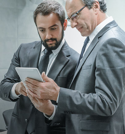 Des gestionnaires travaillant avec une tablette