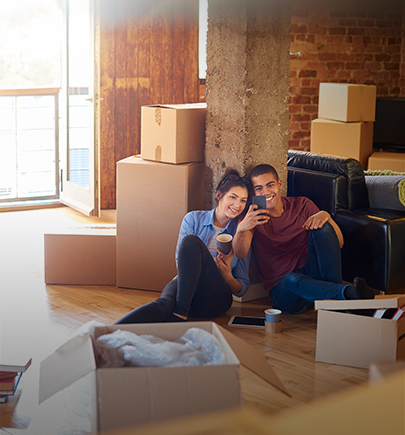 Un couple à la maison avec des boîtes de déménagement