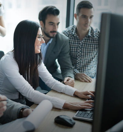 Des employés travaillant ensemble