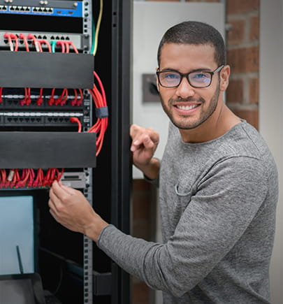 un technicien en informatique dans une salle de serveurs